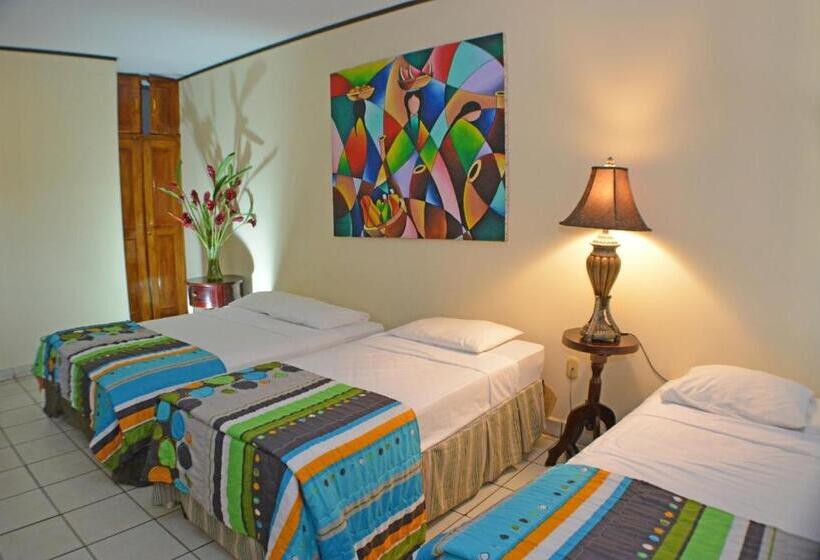 Habitación Cuádruple Estándar con Balcón, Los Balcones De Chinandega