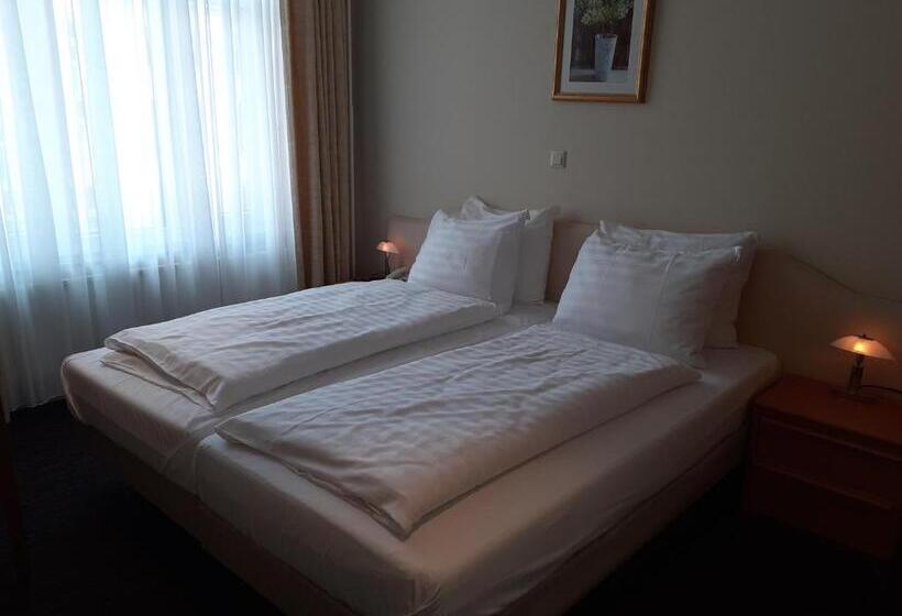 이코노미 룸, Grand Hotel Monopole