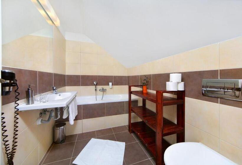 Family Suite, Erika