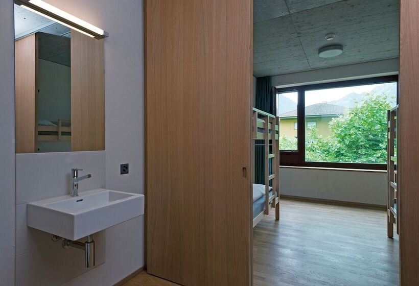 标准四人间共用浴室, Interlaken Youth Hostel