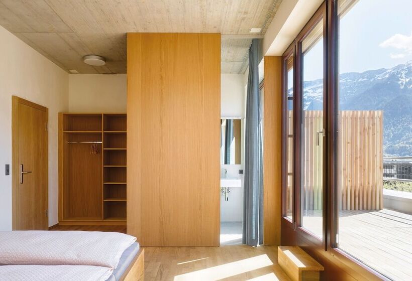标准间带阳台, Interlaken Youth Hostel