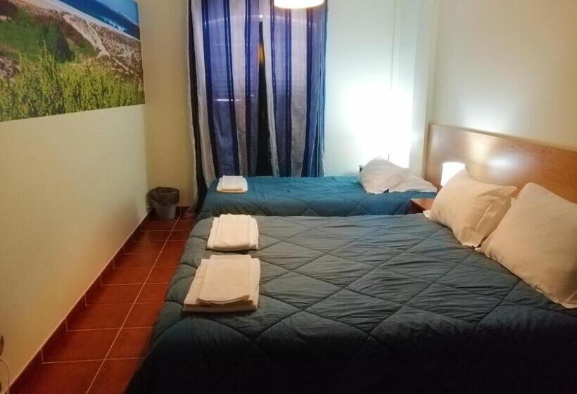 Трехместный Номер Стандарт Совместная Ванная, Supertubos Beach Hostel