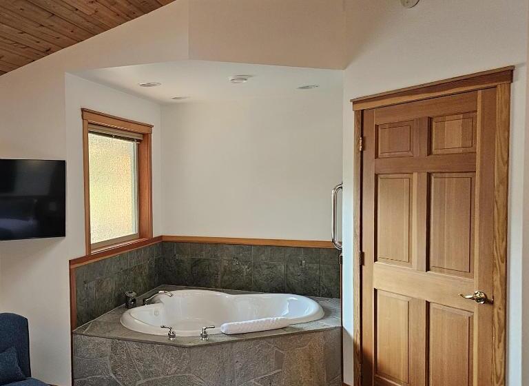 身障者適用キングサイズベッドルーム, Snug Harbour Inn