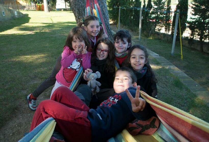 חדר משפחתי, Alberg Costa Brava