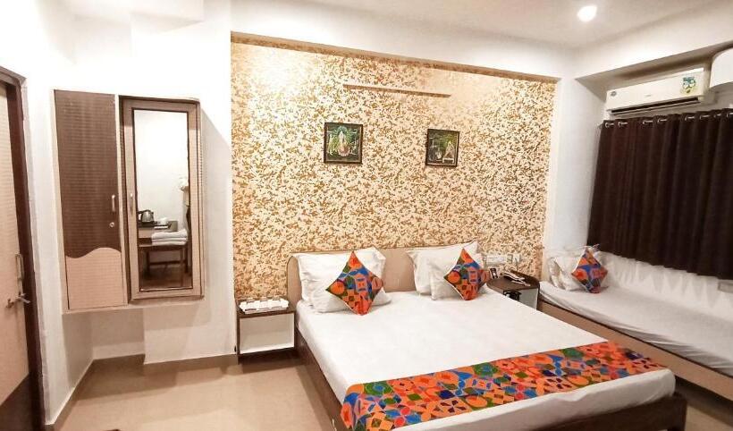 غرفة إدارية ثلاثية, Omni Plaza