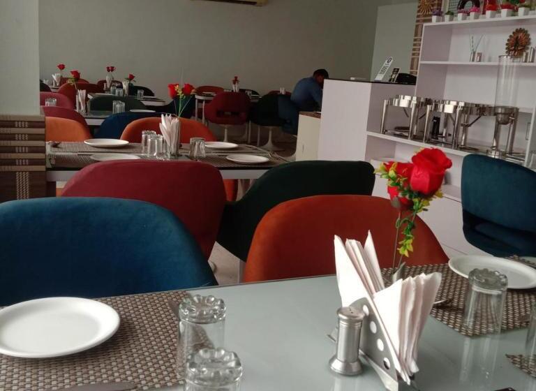 غرفة إدارية ثلاثية, Omni Plaza