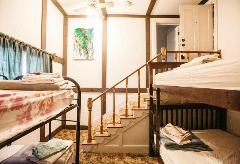 غرفة قياسية رباعية, The Hostel California