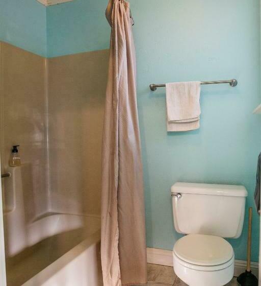 غرفة قياسية رباعية, The Hostel California