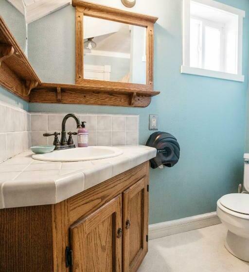 غرفة قياسية, The Hostel California