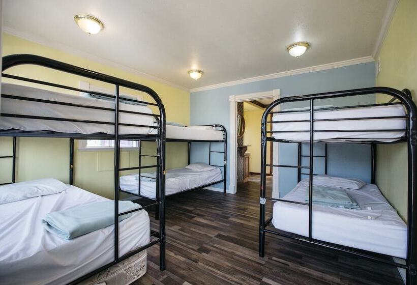Кровать в Общей Комнате, The Hostel California