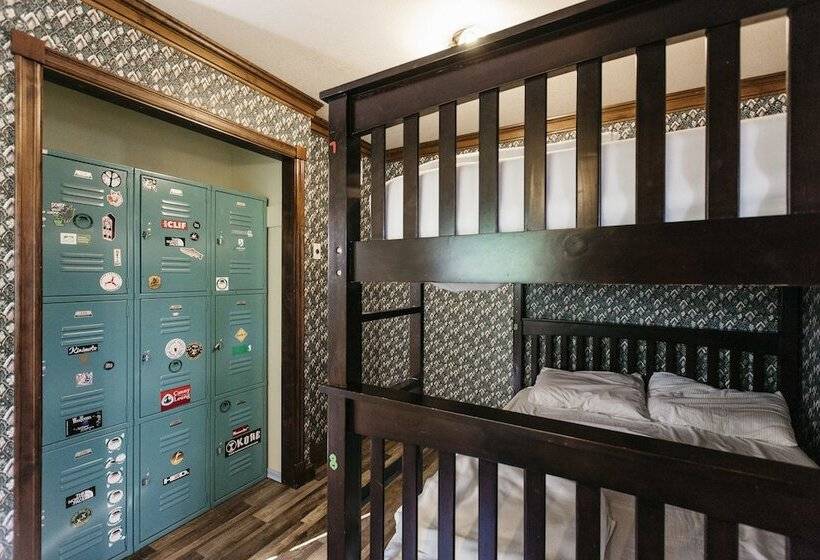 سرير فى غرفة مشتركه, The Hostel California