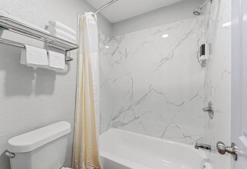 스위트, Econo Lodge Inn & Suites