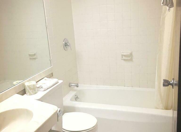 带2个双人床的标准工作室, Travelers Inn Elizabethton