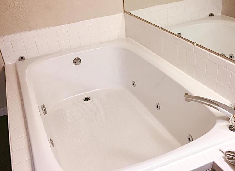 带大床的套房, Travelers Inn Elizabethton