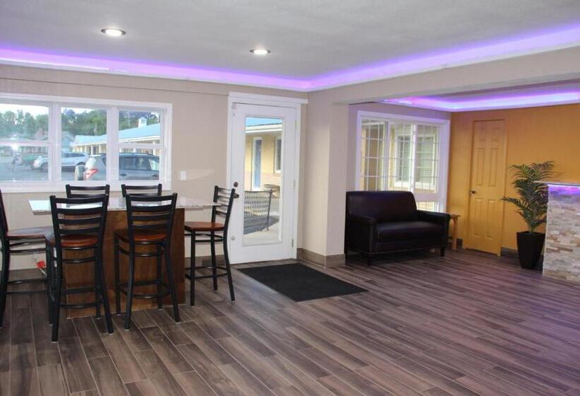 带2个双人床的标准工作室, Westbridge Inn & Suites