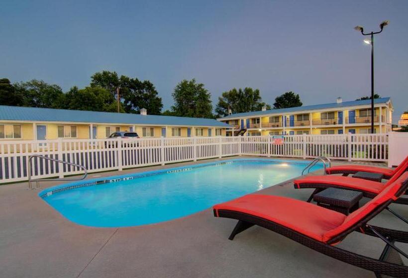 带大床的复式套间, Westbridge Inn & Suites