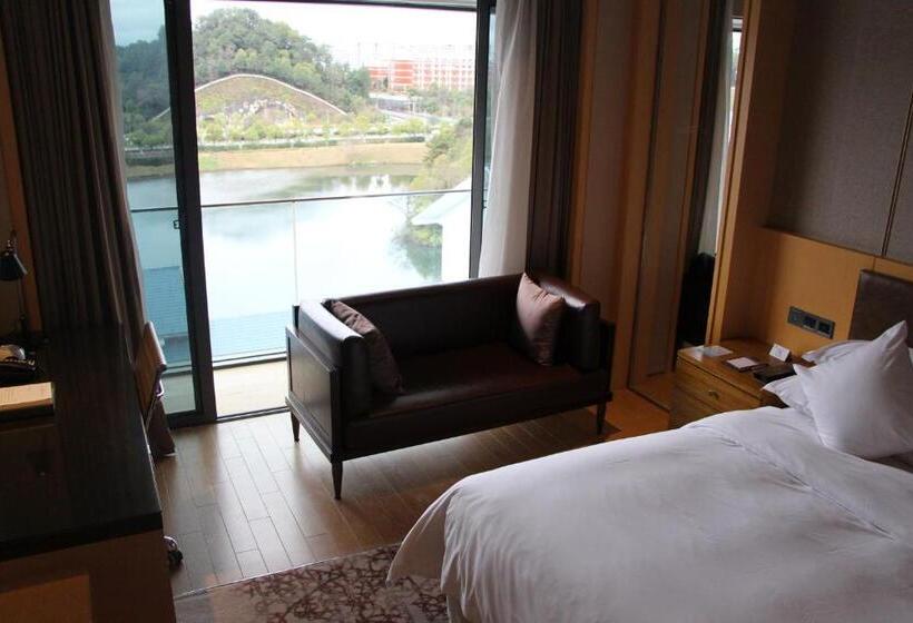 Номер Стандарт с Балконом, Gloria Resorts Jingdezhen Xishan Lake