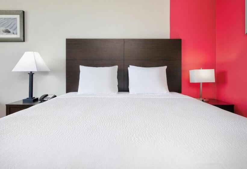 Номер Стандарт Кровать Кинг Адаптированный для Инвалидов, Ramada By Wyndham Gulfport I 10 Diamondhead