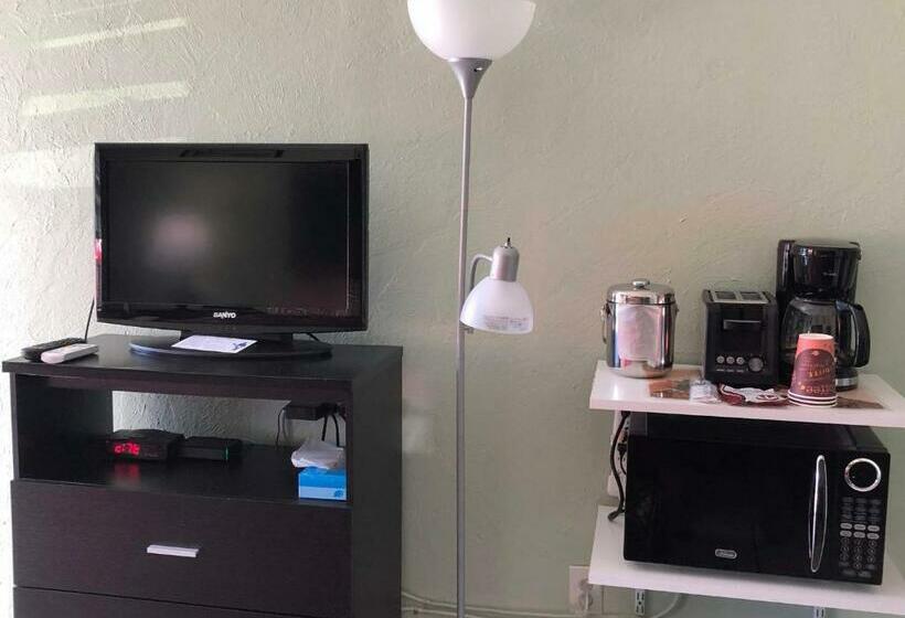 带2个双人床的标准工作室, Sunshine Inn & Suites Venice, Florida
