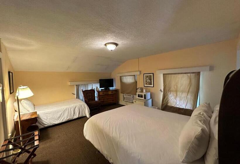 Номер Deluxe, The Colonial Inn & Creamery