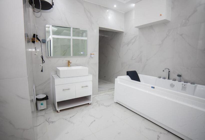 اتاق لوکس با تخت بزرگ, Kapreece Luxury Home