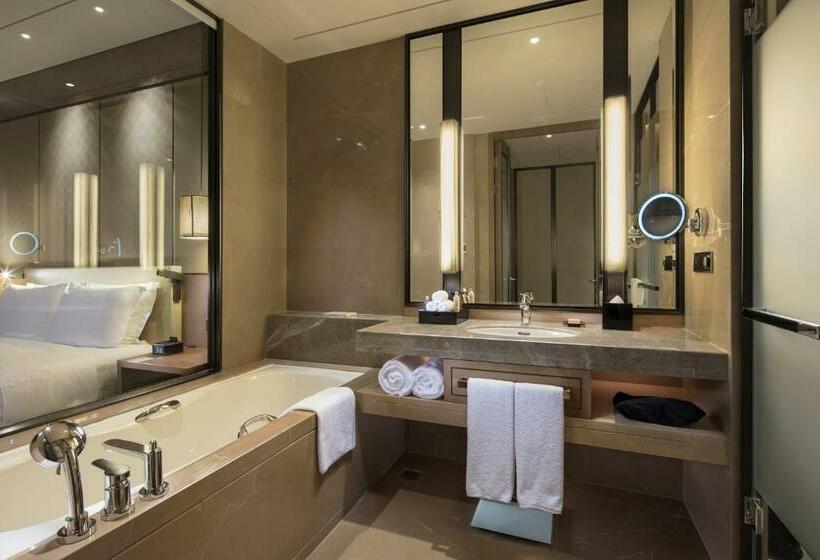 带大床的行政房间, Doubletree By Hilton Hotel Xiamen   Haicang