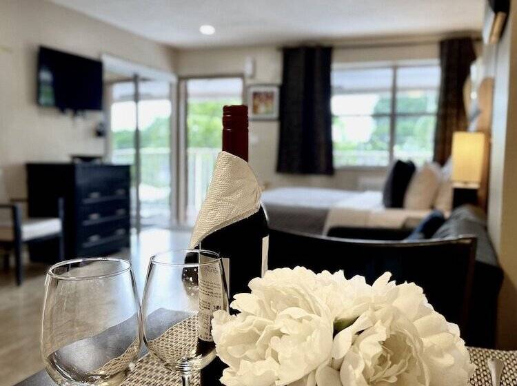 컴포트 스튜디오, Sheridan Suites Apartments