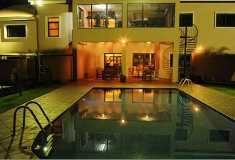 اتاق استاندارد با بالکن, The Guest House