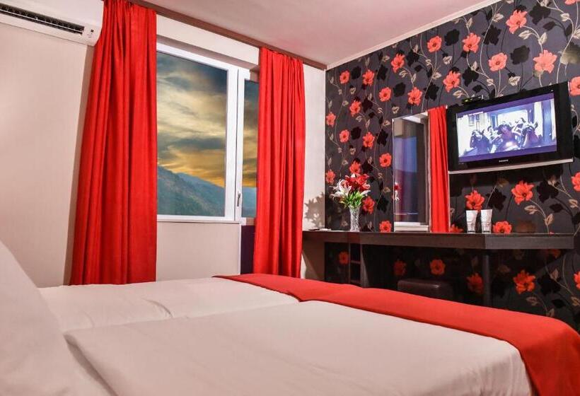 Номер Стандарт с Балконом, Central Guest Rooms