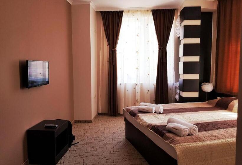 Апартаменты 1 Спальня с Террасой, Central Guest Rooms