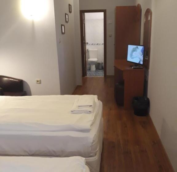 스탠다드 발코니 룸, Three Dolphins Hotel With Rooftop Terracе