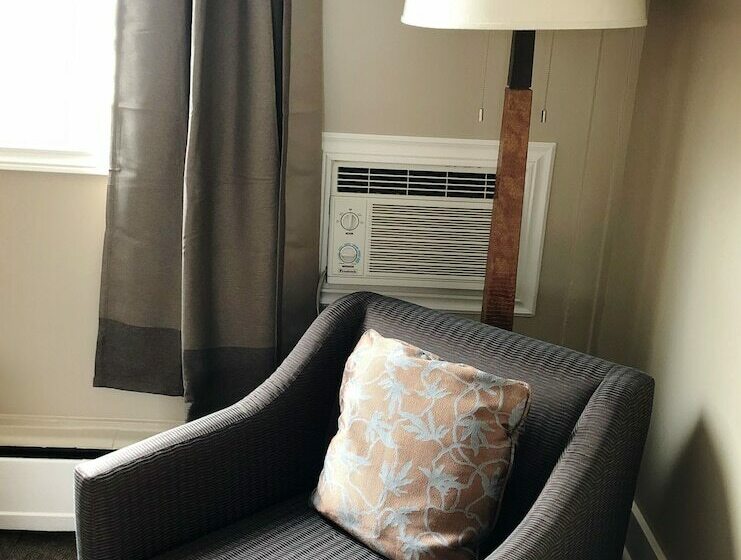 스탠다드 스튜디오, Seasons Inn Halifax