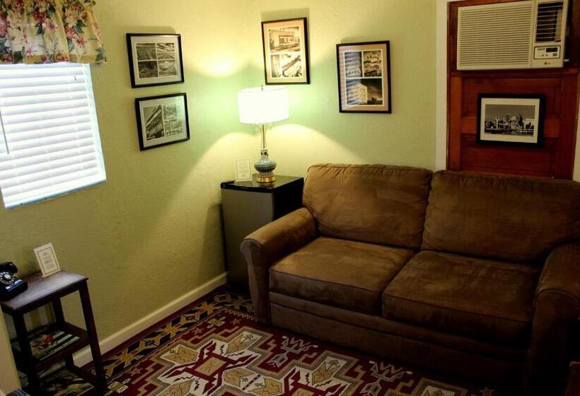 جناح ديلوكس, Blue Swallow Motel