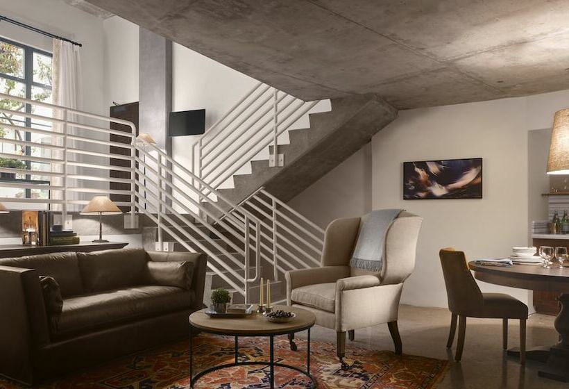 高级工作室, Plaza La Reina