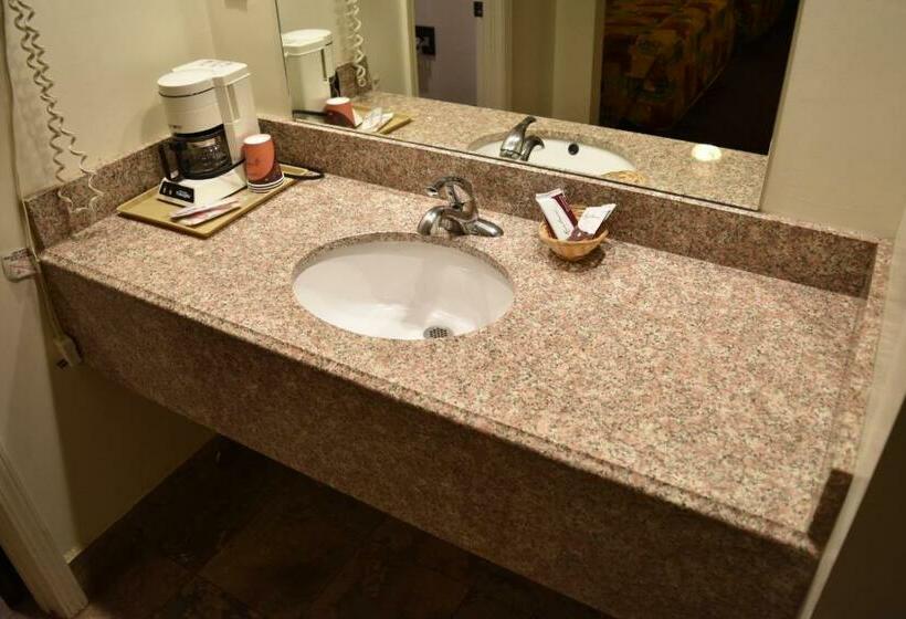 Номер Стандарт, Travelodge By Wyndham Farmington