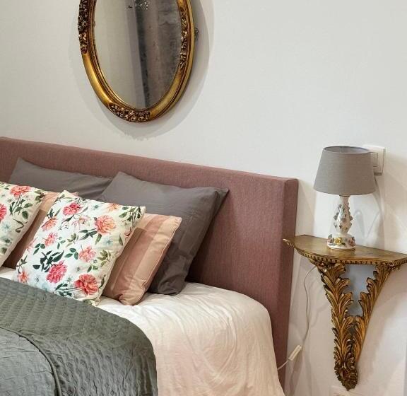 اتاق لوکس با تخت بزرگ, Art House Rooms