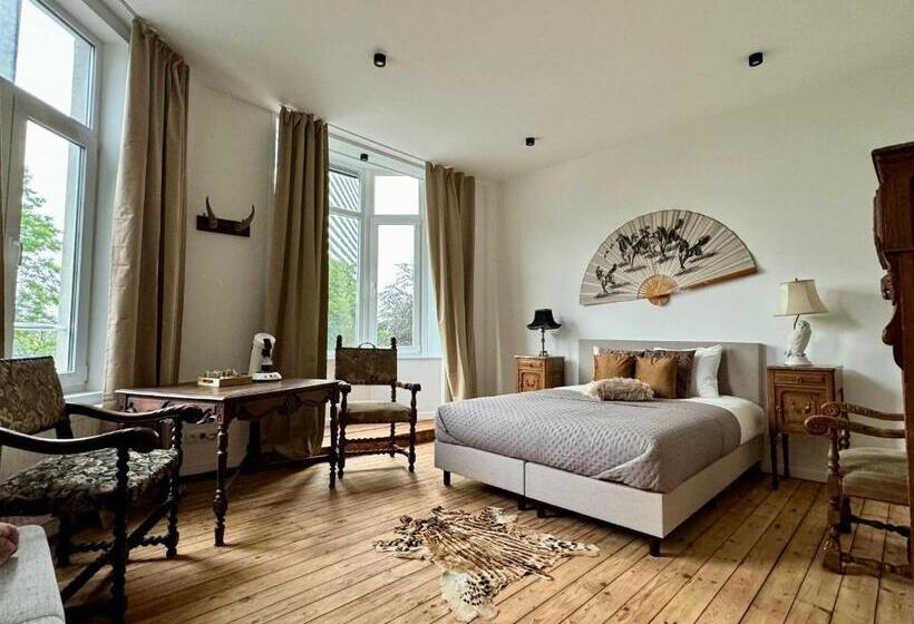 اتاق کلاسیک سه تخته, Art House Rooms