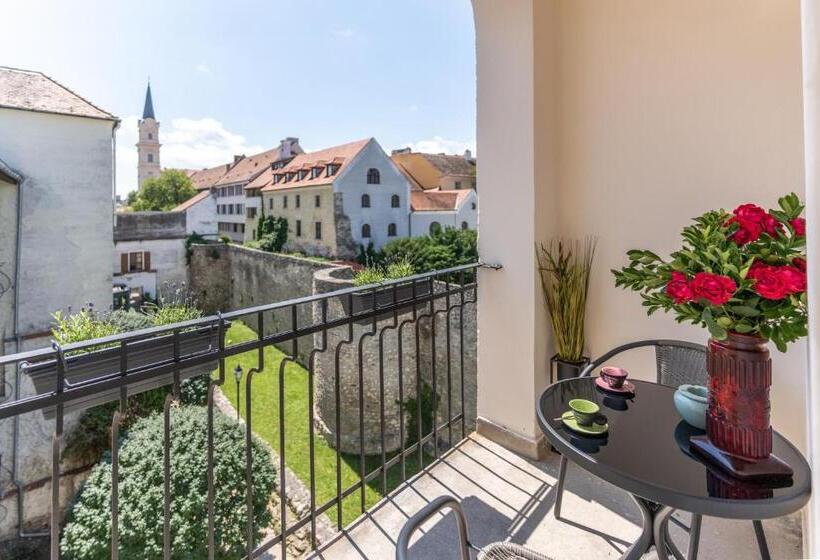 Студио Стандарт с Балконом, V62 Studio Apartments  In The Downtown