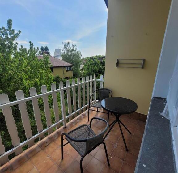 Номер Стандарт Вид на Сад, Azta Central Apartments