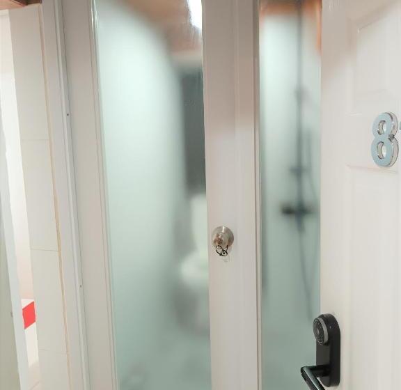 Quarto Economy, 8hostel
