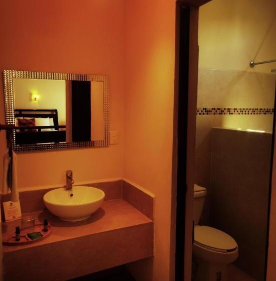 اتاق لوکس با تخت بزرگ, El Roble