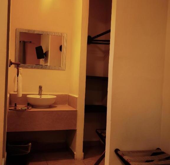 اتاق استاندارد سه نفره, El Roble