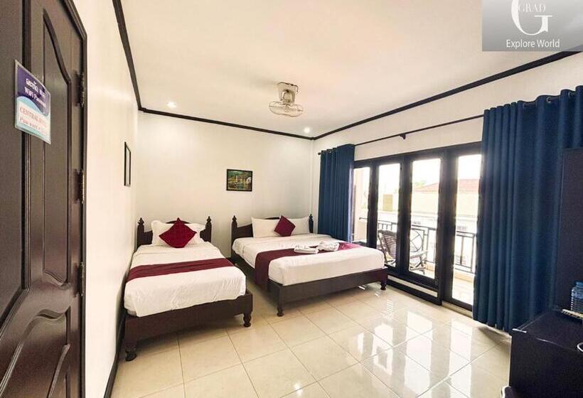 Quarto Triplo Estandar com Sacada, Vang Vieng Central