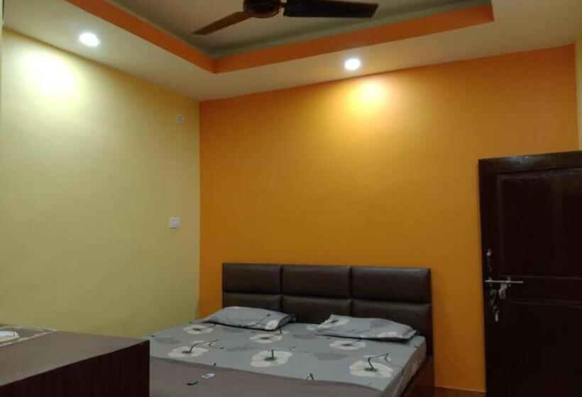 اتاق لوکس, Goroomgo Sahoo Palace Puri   Prime Location Near Sea Beach   Excellent Service With Parking Faciliti