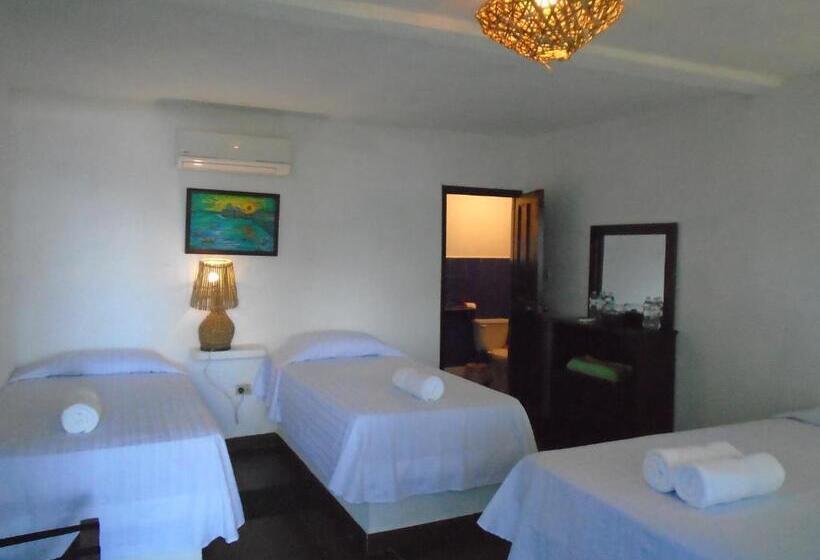 اتاق استاندارد چهار تخته با چشم‌انداز دریا, Marbella Eco Lodge