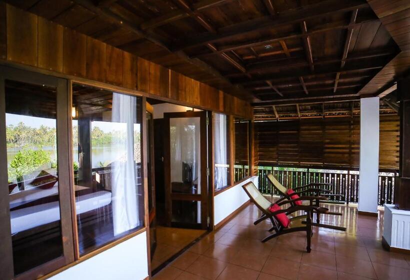 Superior room with lake view, Les 3 Elephants