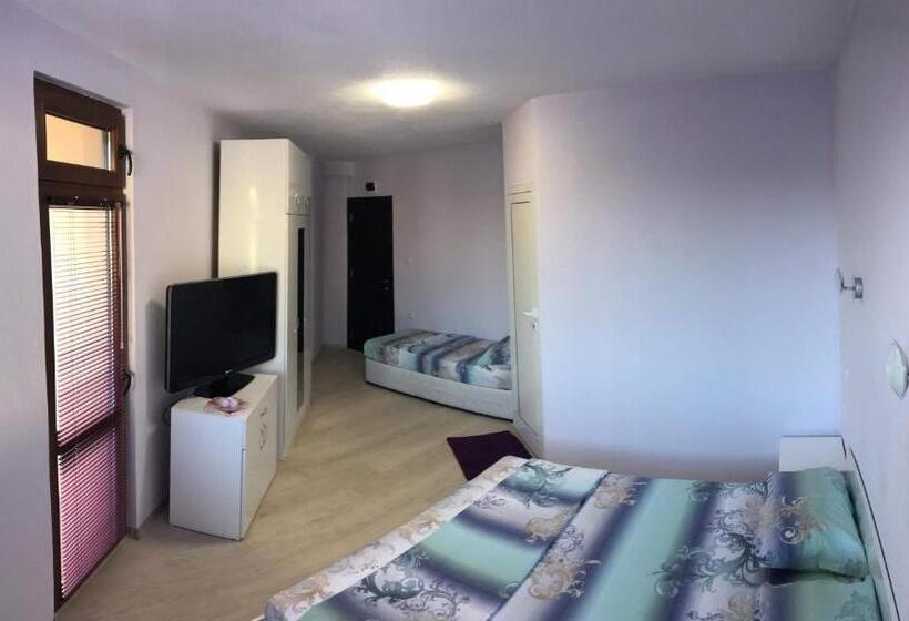 Quarto Triplo Estandar com Sacada, Primorski Briz Guest House
