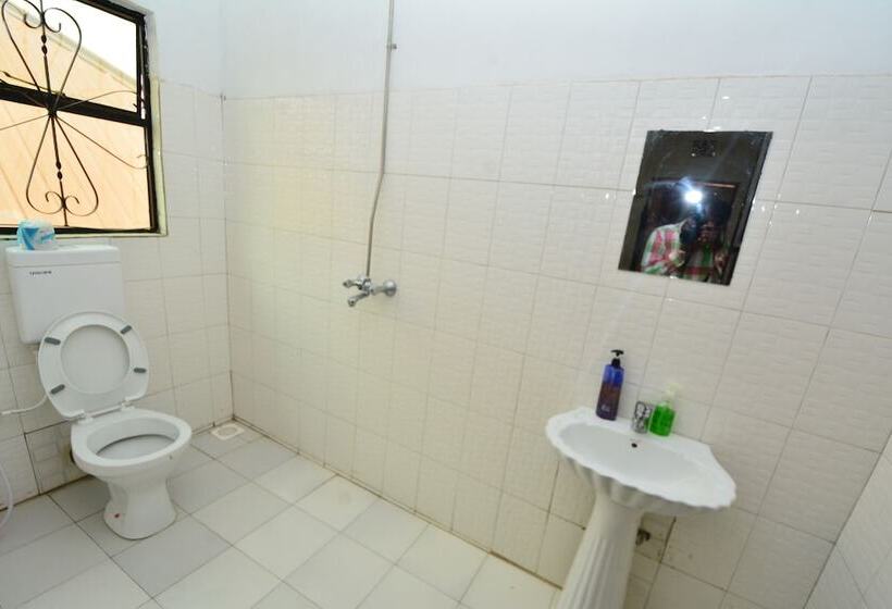 Кровать в Общей Комнате, Lionsgate Hostel