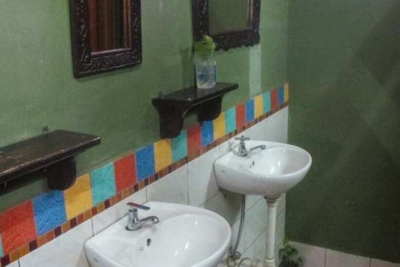 اتاق استاندارد چهار تخته, Borneo Backpackers