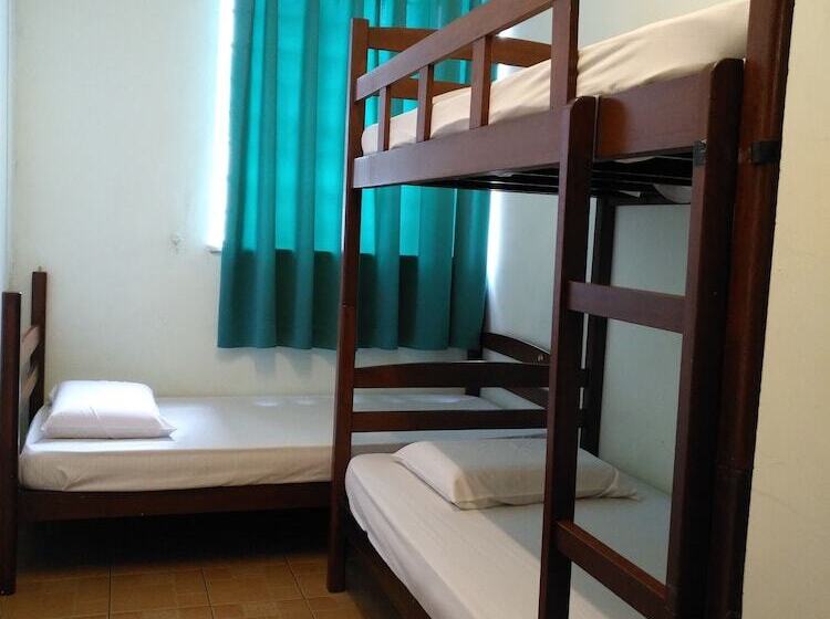 اتاق استاندارد سه نفره, Borneo Backpackers